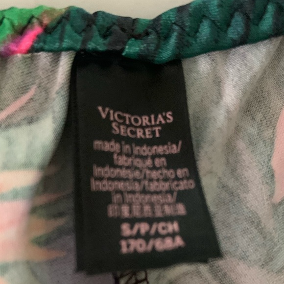 Victoria Secret floral + lace short robe + shorts in beautiful design and colour - Picture 9 of 12